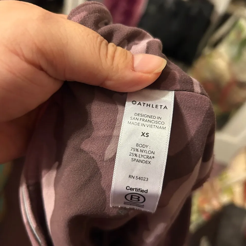 ATHLETA ELATION PINK CAMO 7/8 LEGGINGS - Image 5