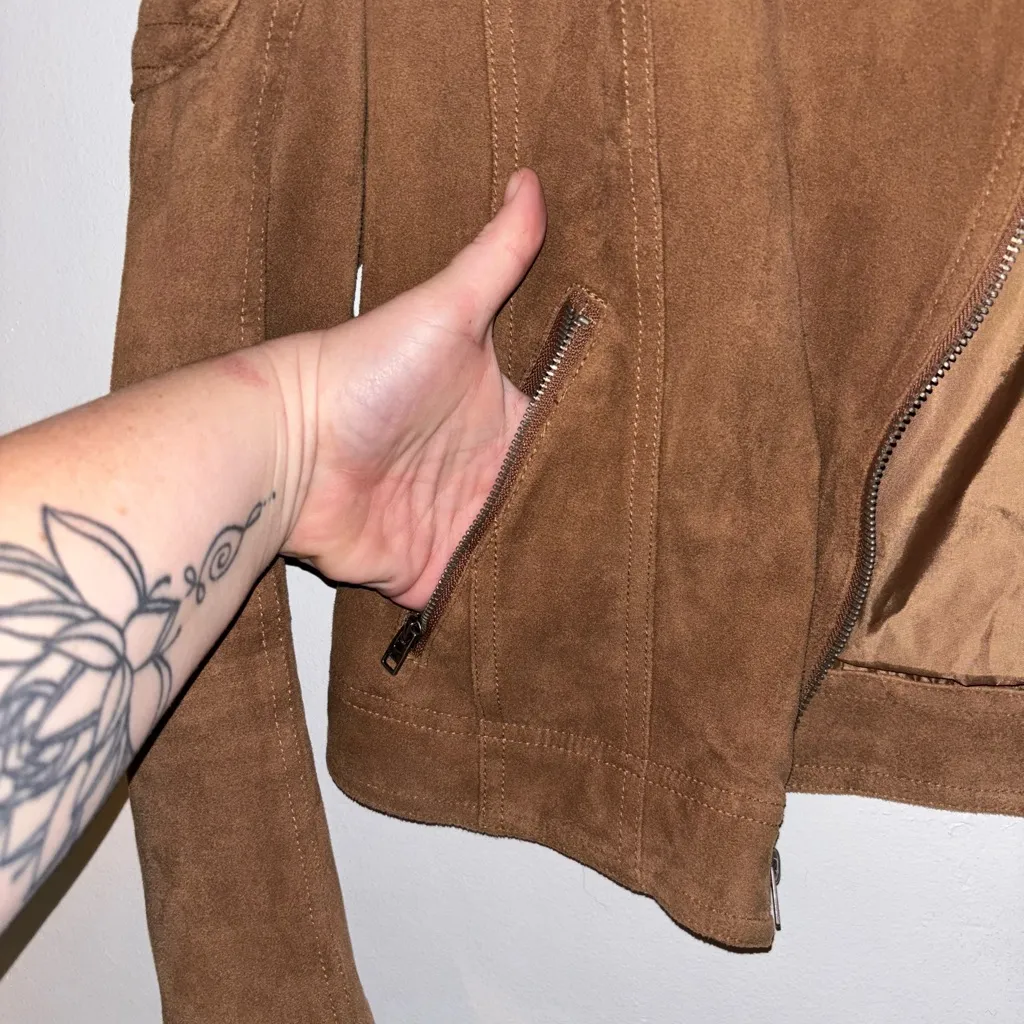 Hollister Women's Tan Suede Jacket - Image 4