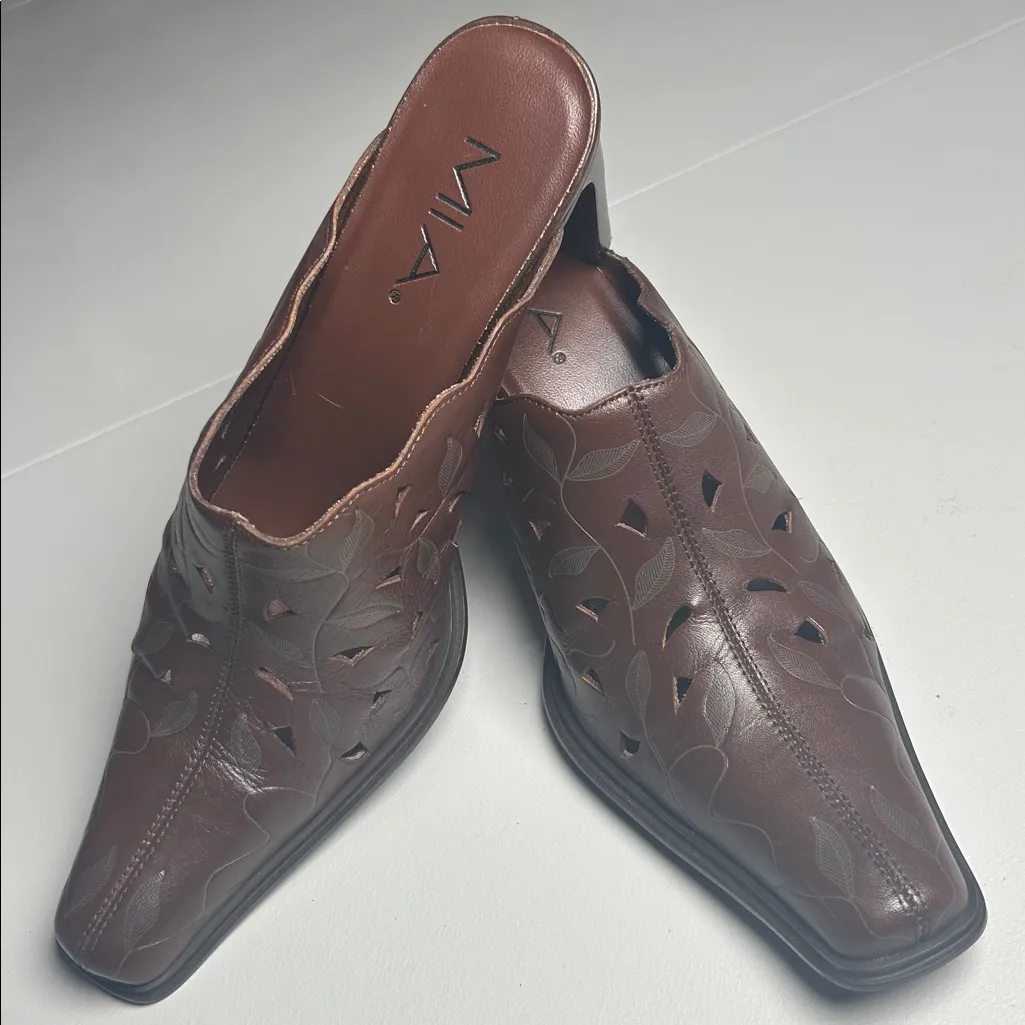 MIA Western Mules Women's Size 8 MIA Brown Leather Leaf Cut Out Slip On Heel - Image 3