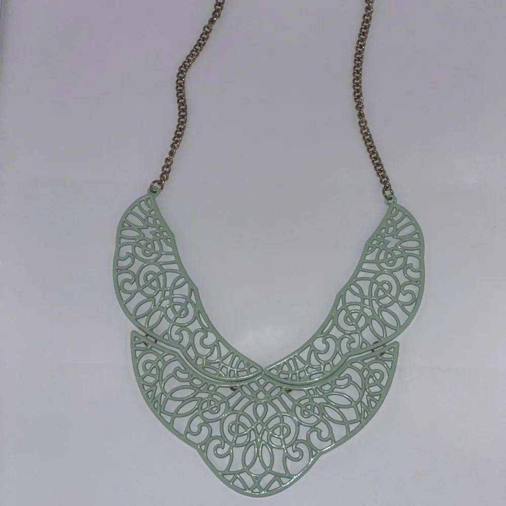 Elegant sea foam green metal necklace Gold - Image 4