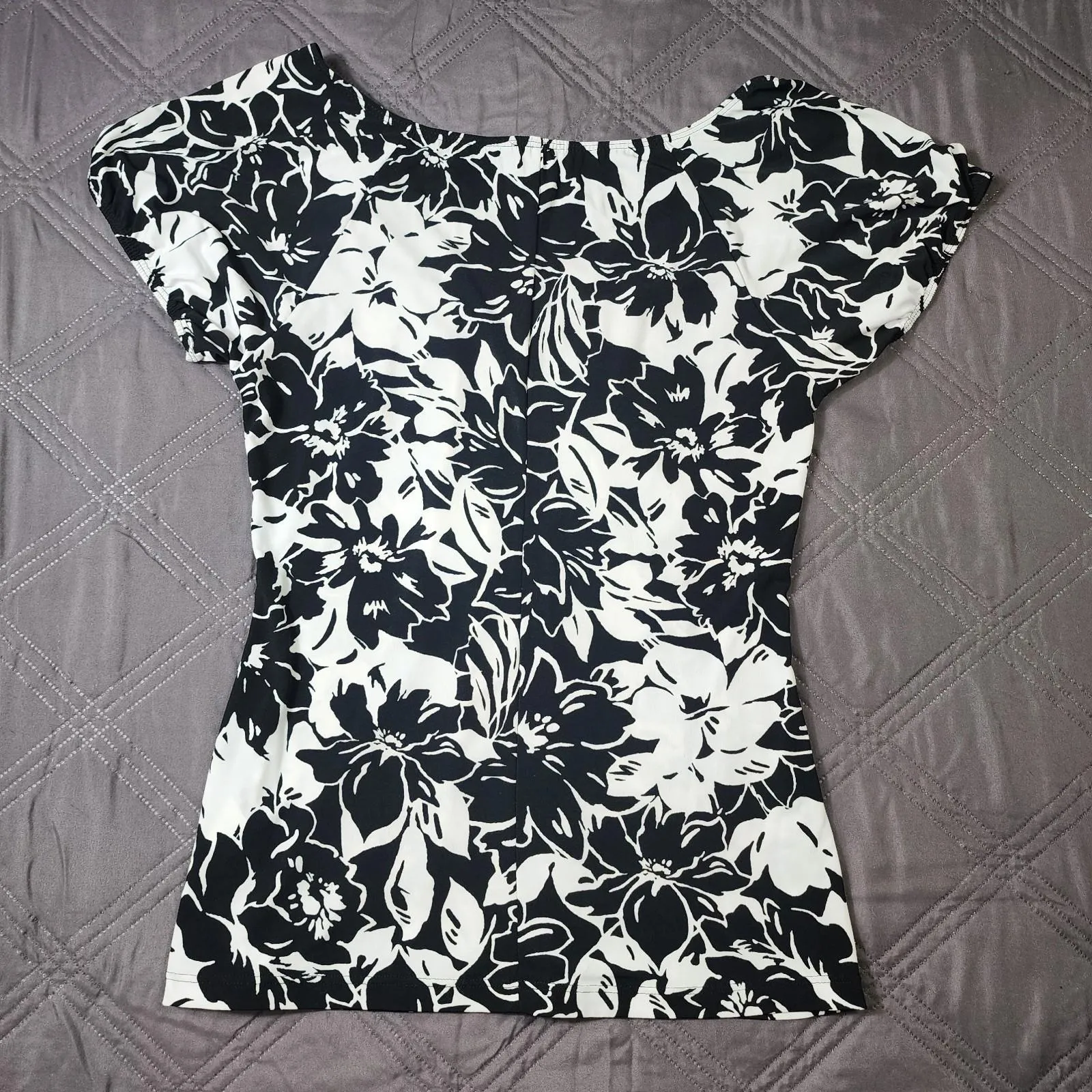 Susan Lawrence Womens Size Small Black White Floral Short Sleeve Blouse - Image 2