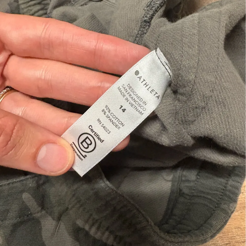 Athleta Cotton Blend Pull On Camo Farallon Shorts Size 14 - Image 3