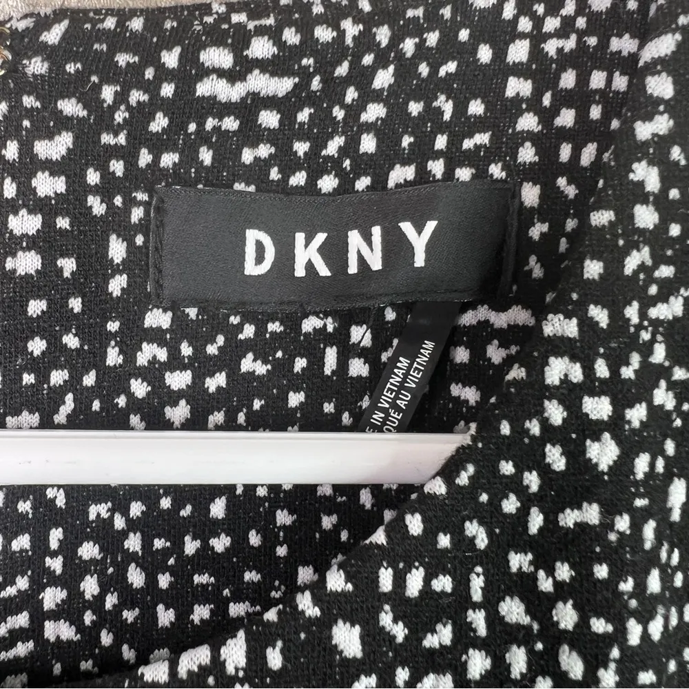 DKNY
Black & White Sleeveless Dress with Pockets Back Zipper Hook & Eye Closure - Image 9