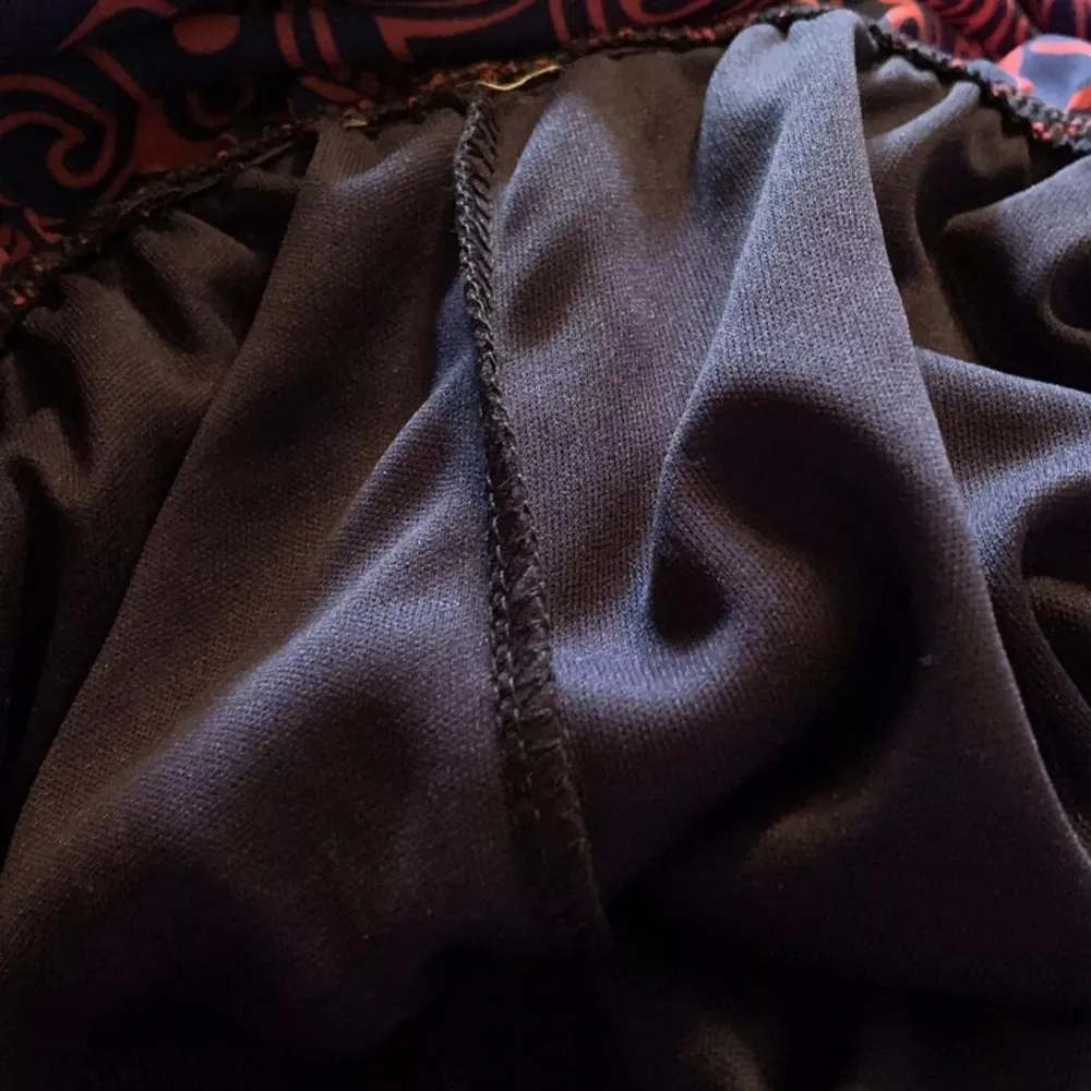 NWOT  Boutique Sleeveless Romper Size Small Navy & Pink Print - Image 11