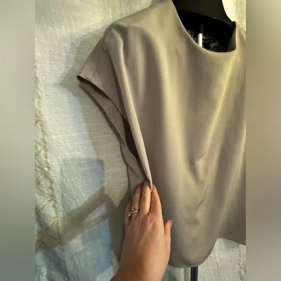 Express short sleeve blouse zipper back rose pink size Large - Image 3