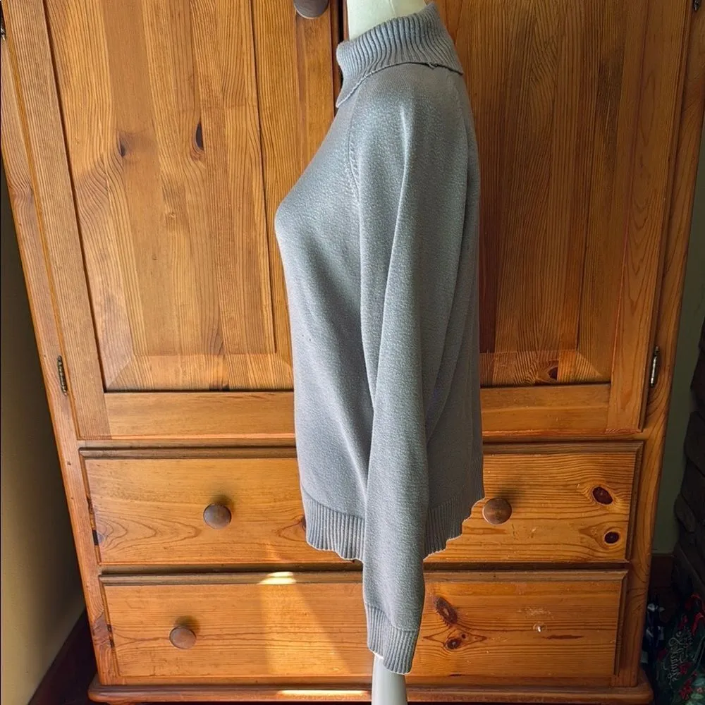 Forever 21 Gray Turtleneck Sweater. Size Small. - Image 2