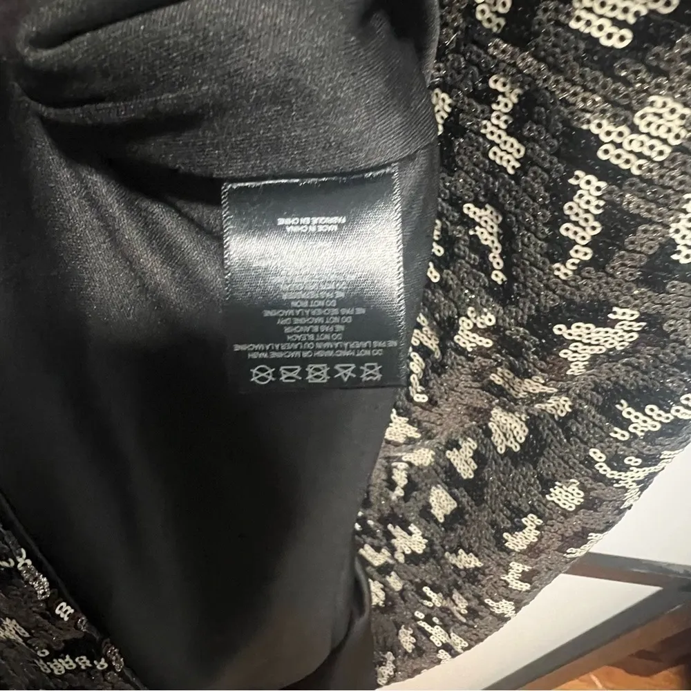 Belle Badgley Mischka Silver Gray
Sequin Leopard Cocktail V-Neck
Party D… - Image 6