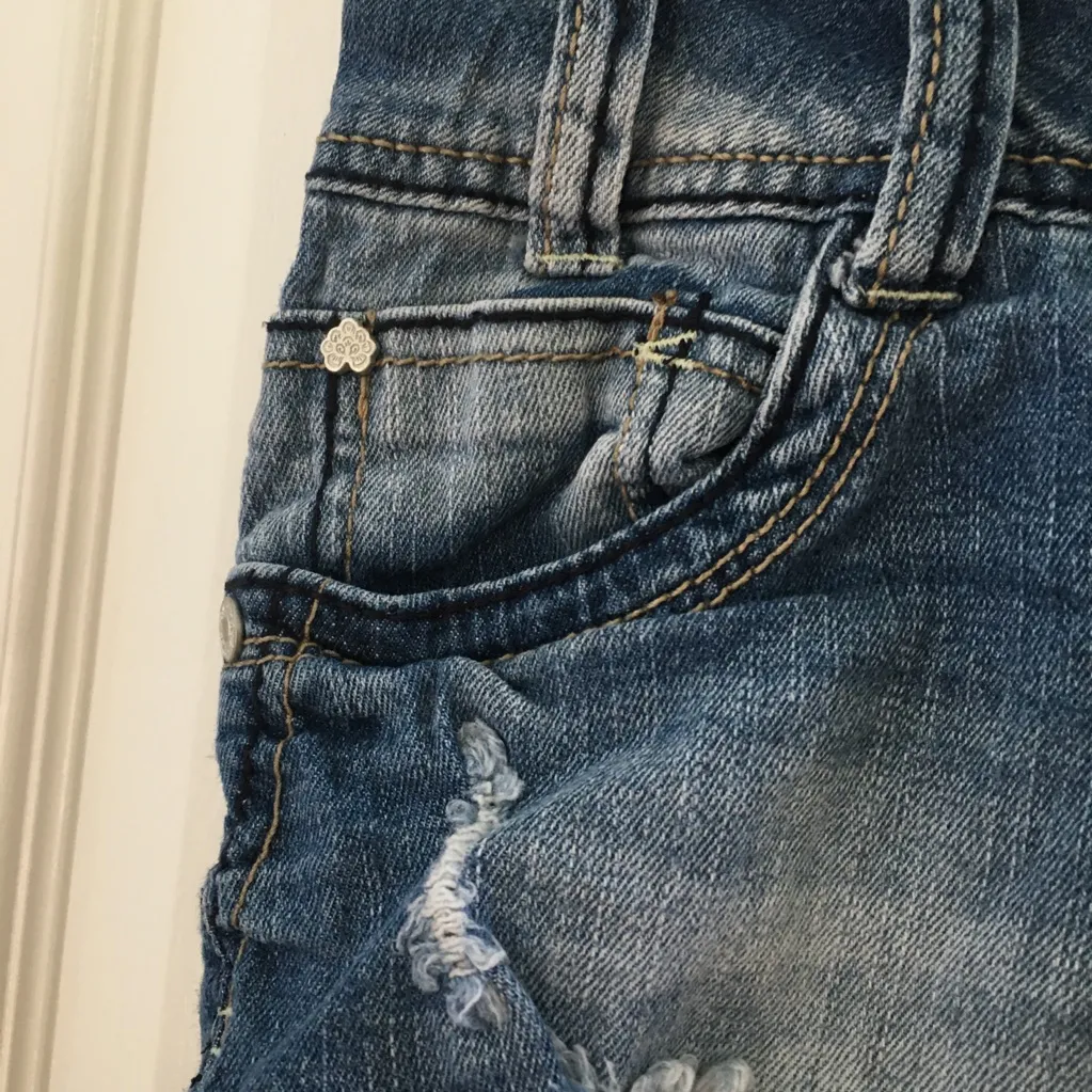 FINAL MARKDOWN Junior wallflower distressed shorts (5) Size undefined - Image 5