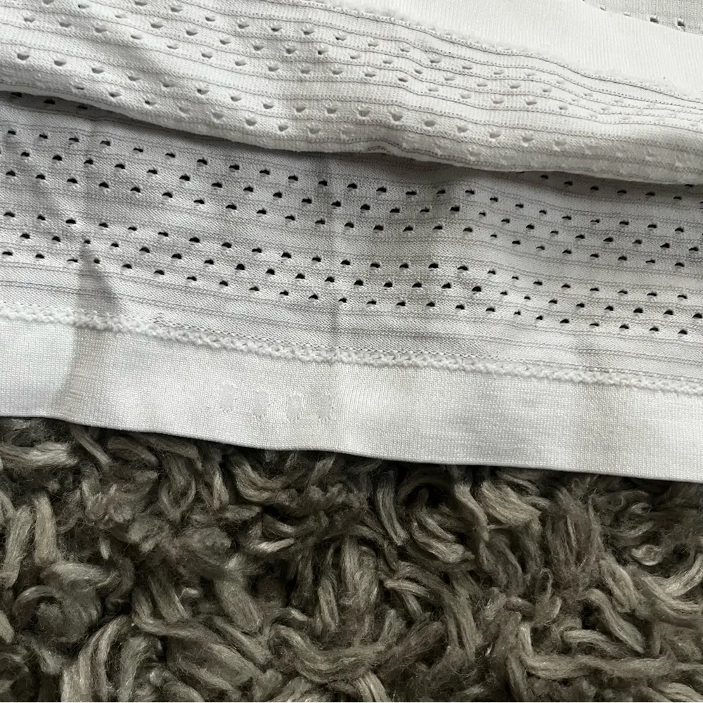 Lululemon  white breeze through t shirt size medium - Image 4