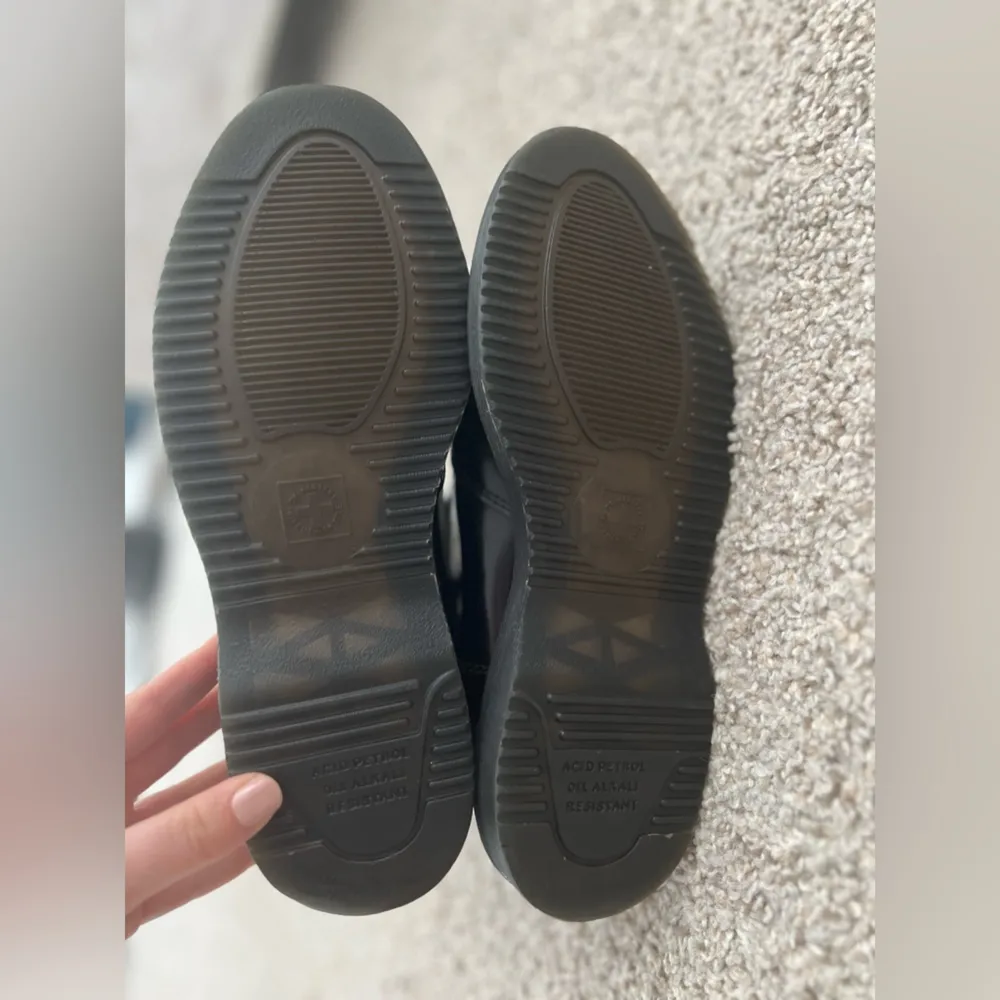 ✨Size women’s 8: Unisex Dr. Martens Women's Flora Fashion Boot ✨ - Image 7