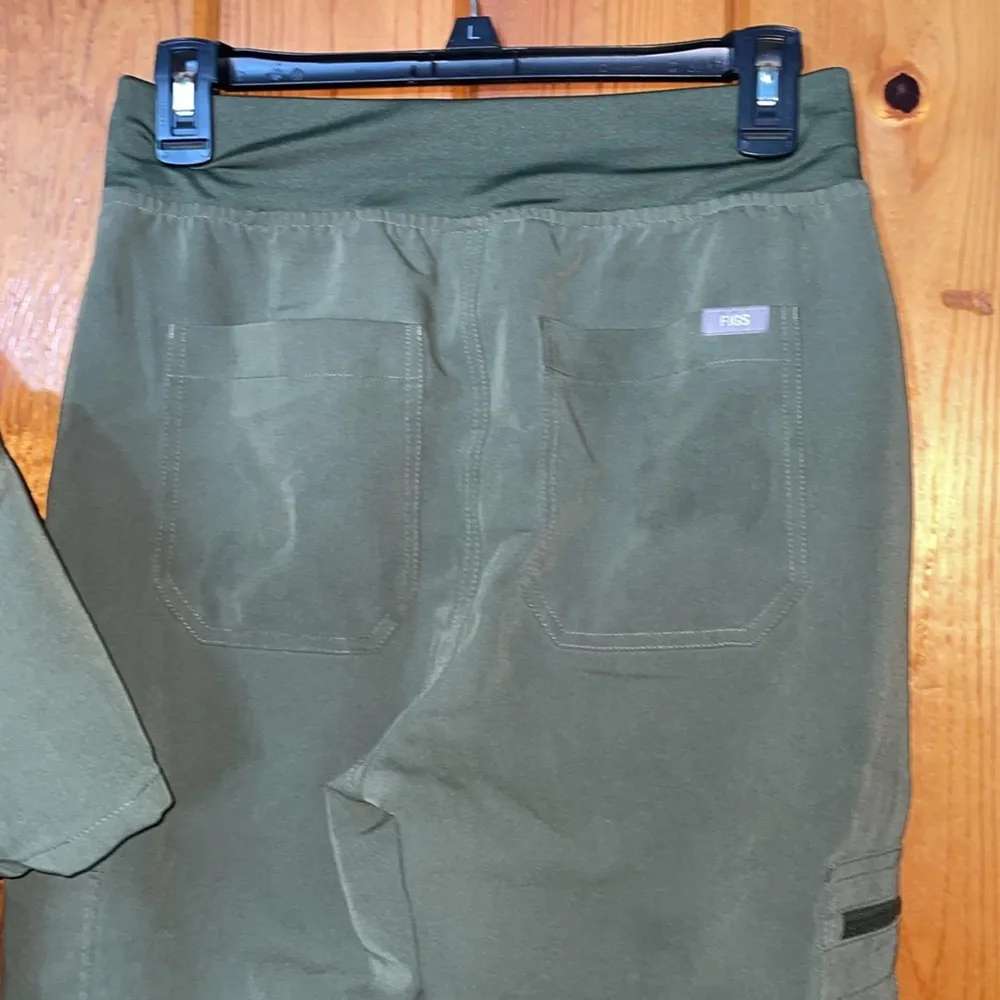 Moss green figs scrub set size XS/S nursing doctor scrub set straight leg pants - Image 6