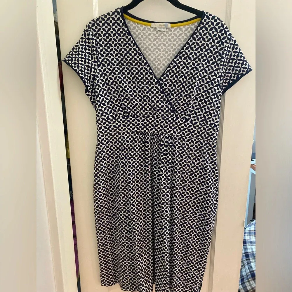 Boden Elisa empire dress in 8P, never worn in blue and white pinwheel pattern - Image 2