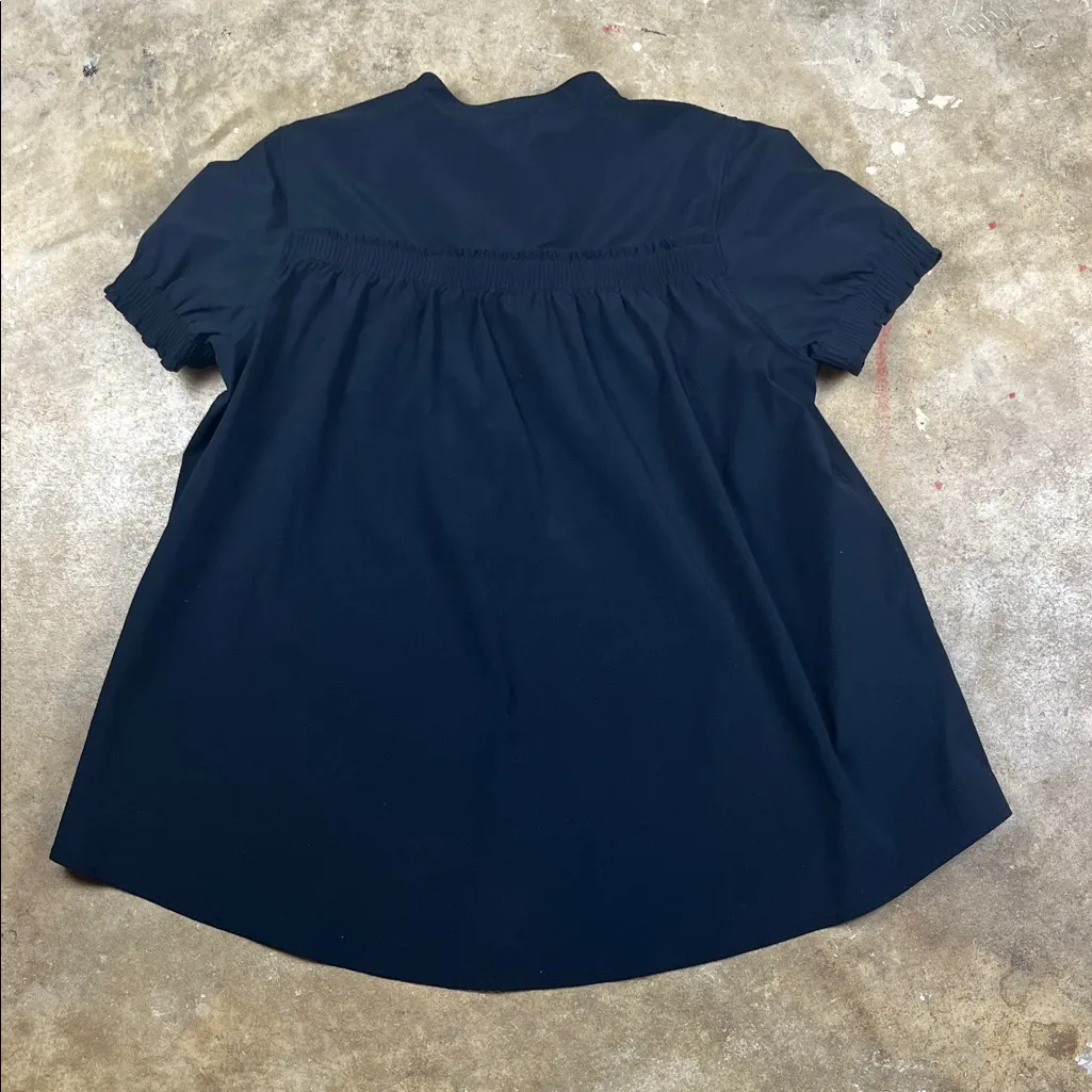 Athleta Levitate Poplin Tee in Black
Size: Small - Image 4