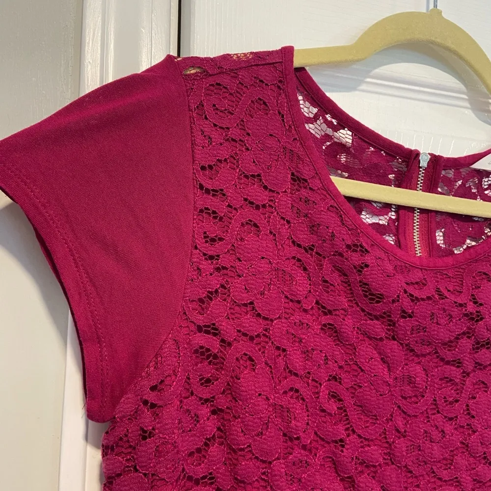 New York & Co Size M Magenta Lace Short Sleeve Stretch Zip Back Top Pink Size M - Image 2