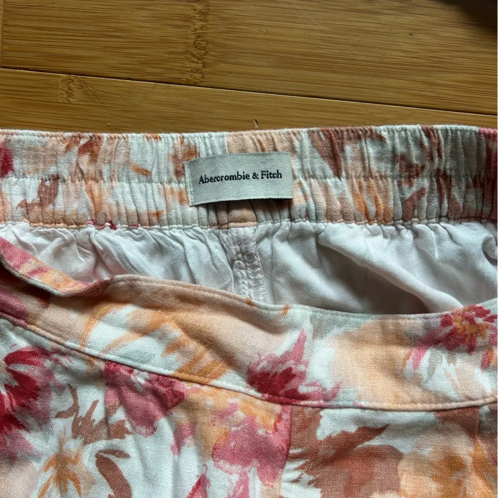 Abercrombie & Fitch Floral Linen Blend Shorts Pink and Orange Pattern - Image 3