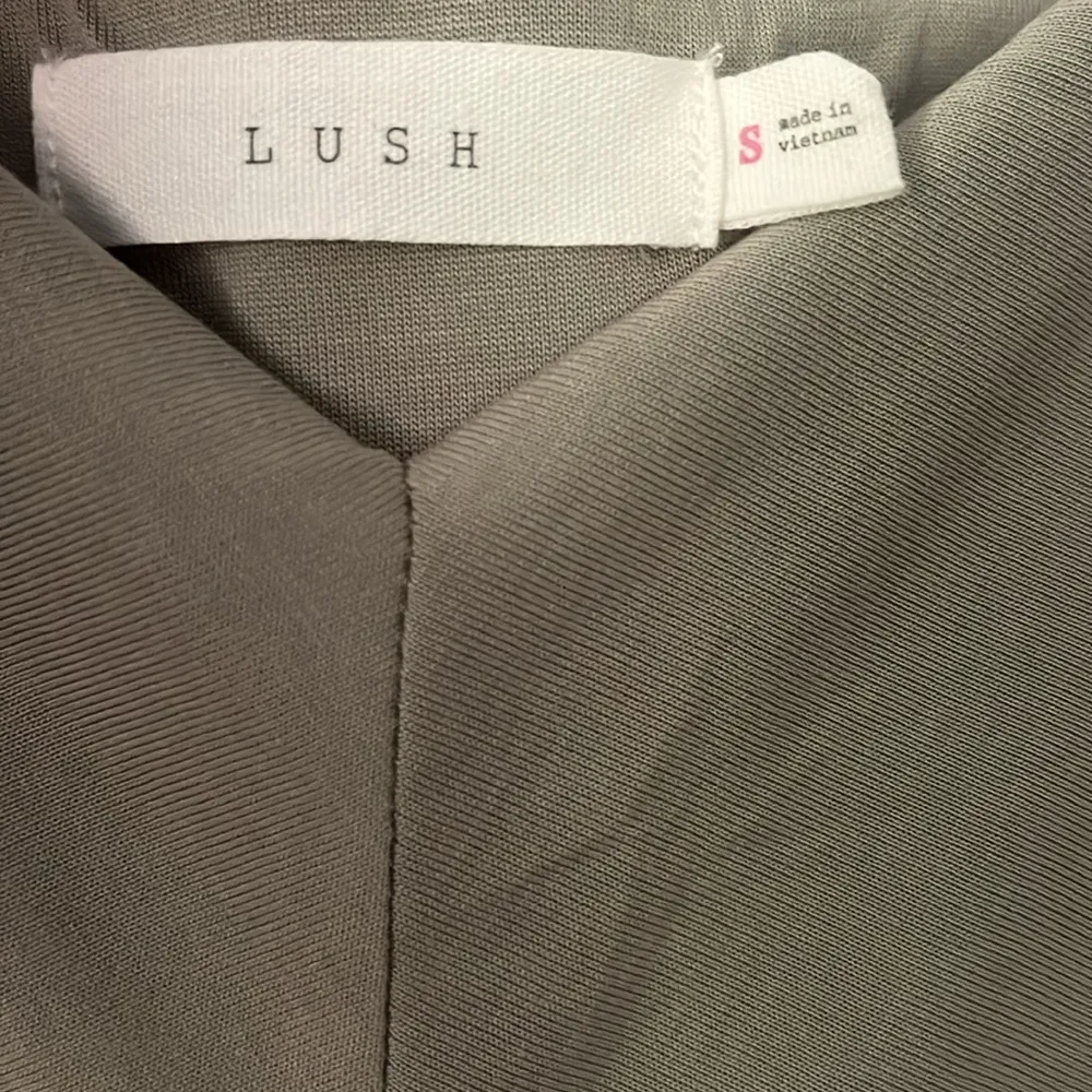 NWOT Super cute LUSH green/grey flowy romper - Image 5