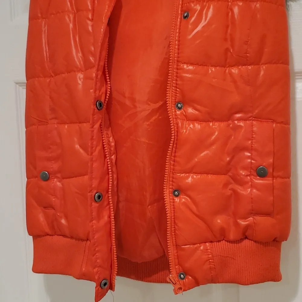 NWOT! Red Puffer Vest Hooded Faux Fur Size M - Image 3