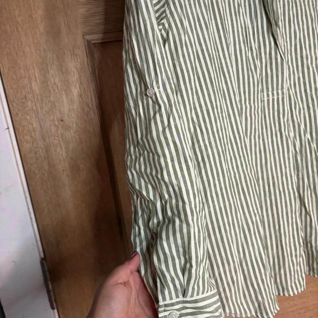 Max‎ Studio women’s green and White Striped Blouse shirt button down size S - Image 3