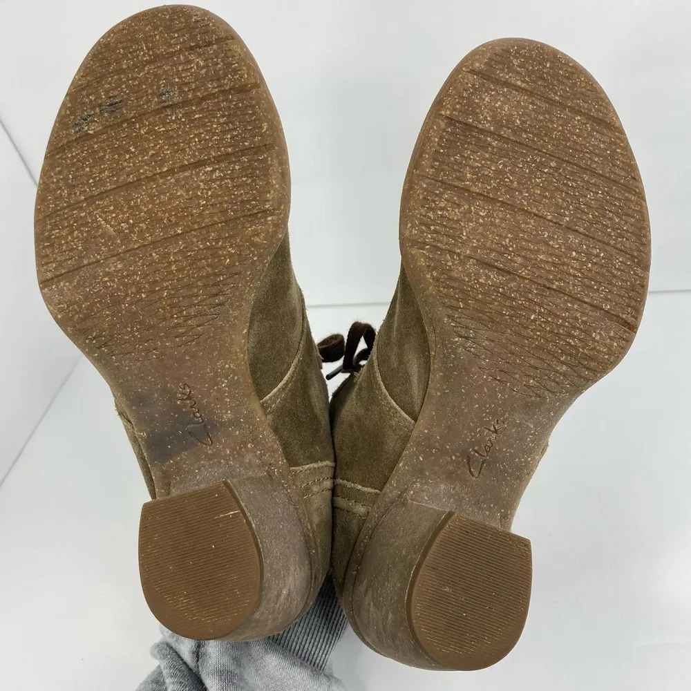 Clarks Artisan size 9.5 Carleta Lyon Tan Leather Suede Ankle Lace Up Booties - Image 7