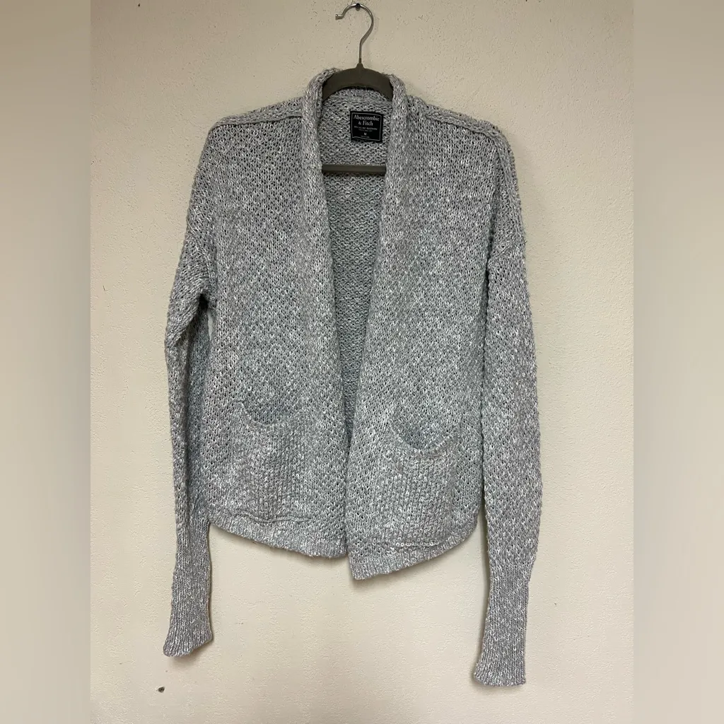 Abercrombie and Fitch gray knitted cropped cardigan - Image 2