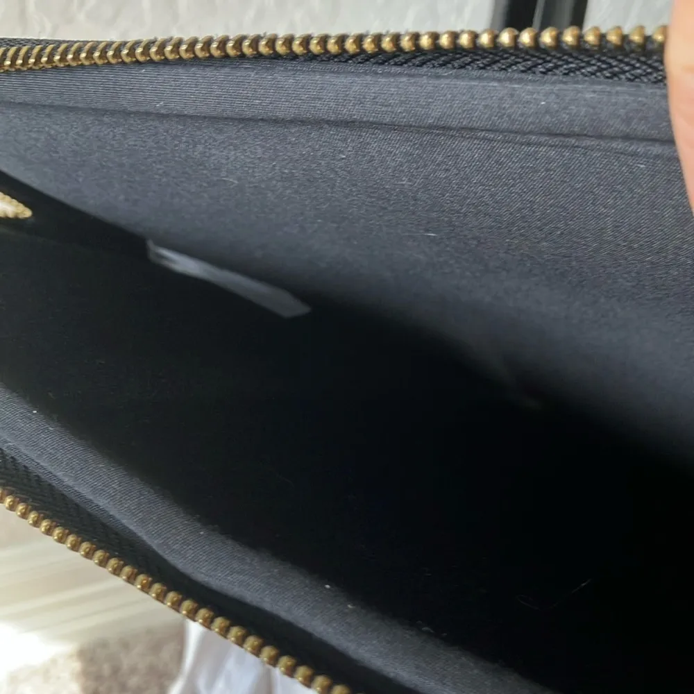 Kate Spade: Black/White Strip Computer Laptop Padded Zip Case/Sleeve - Image 15