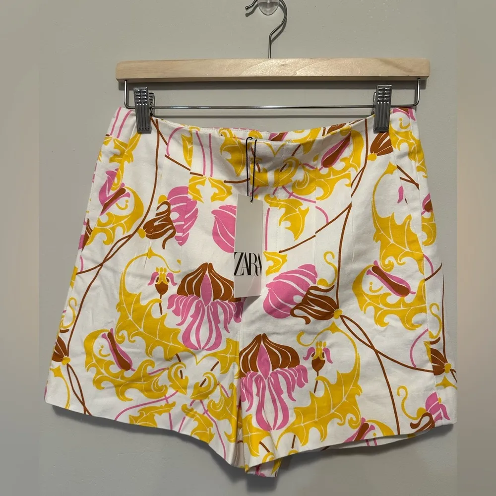 NWT Zara Pleated High Waisted Floral Shorts Size M - Image 3