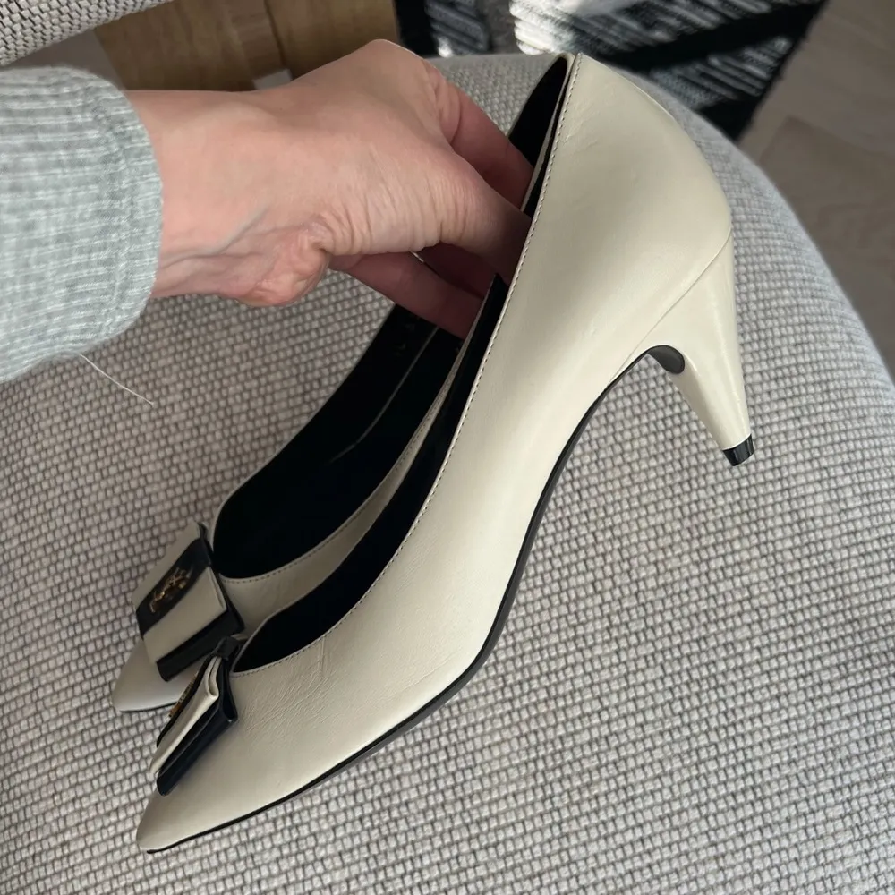 Saint Laurent YSL Anais Bow Pumps in Cream - Image 3
