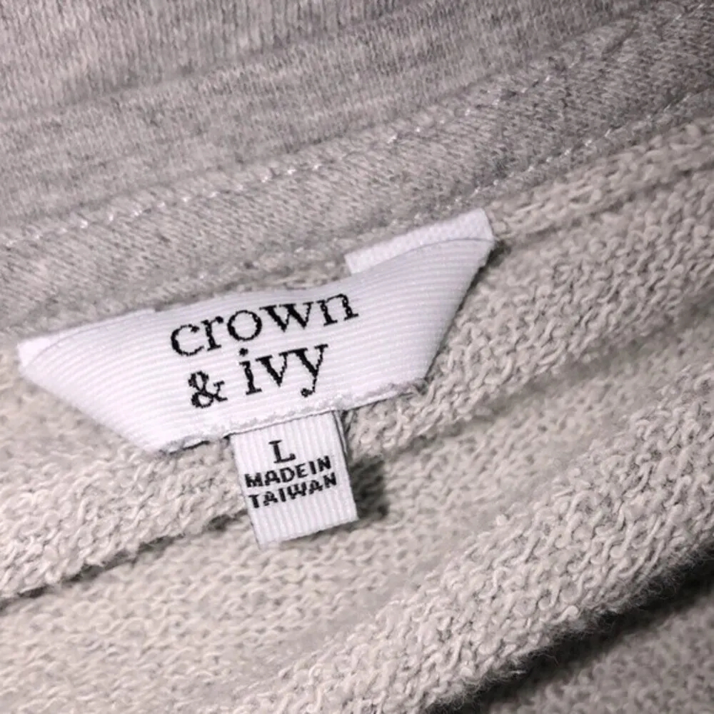 Crown & Ivy large sweatshirt - Image 4
