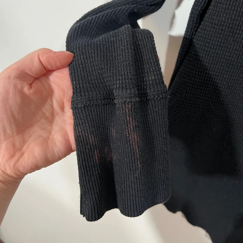 TNA Aritzia Waffle Knit Thermal Cowl Neck Long Sleeve Size Medium in Black - Image 4