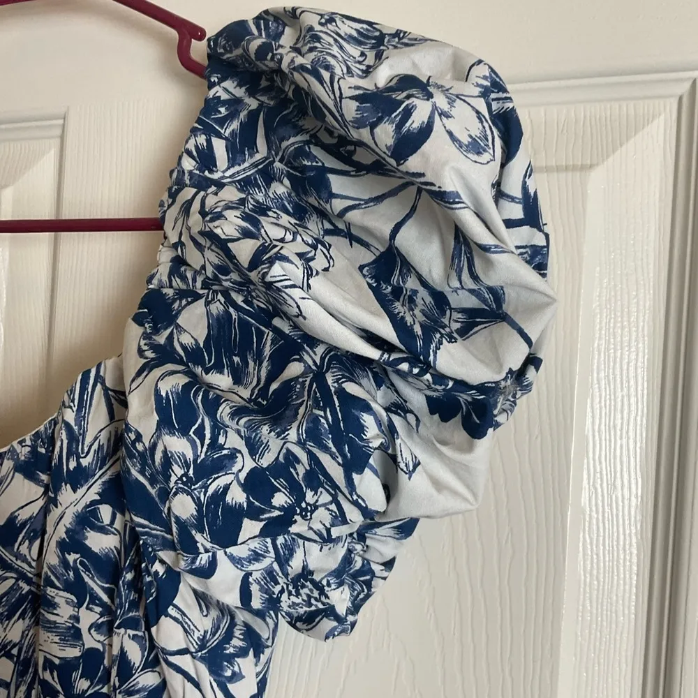 Abercrombie Ruched Puff Sleeve Blue Floral Print Mini Dress Size Medium NWT - Image 4
