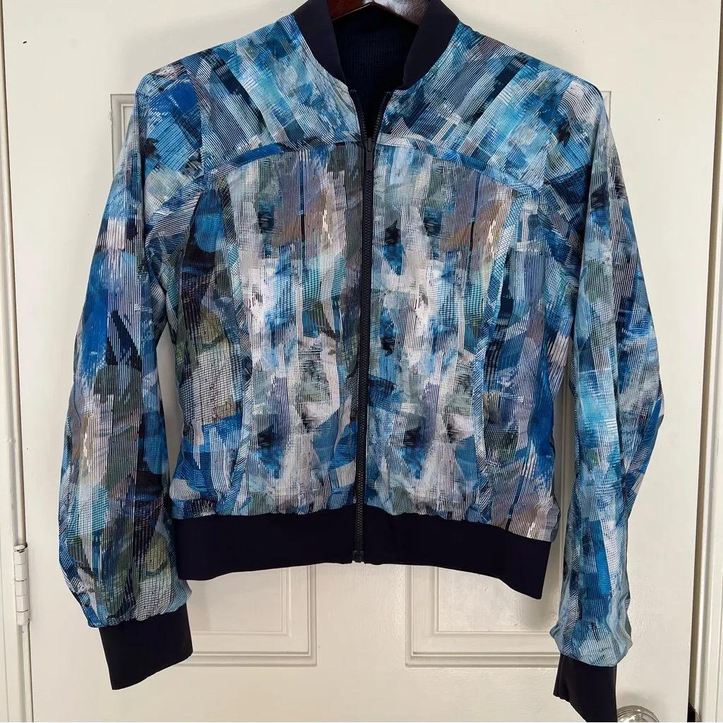 Lululemon Women's Reversible Bomber Jacket Size Small - Image 2