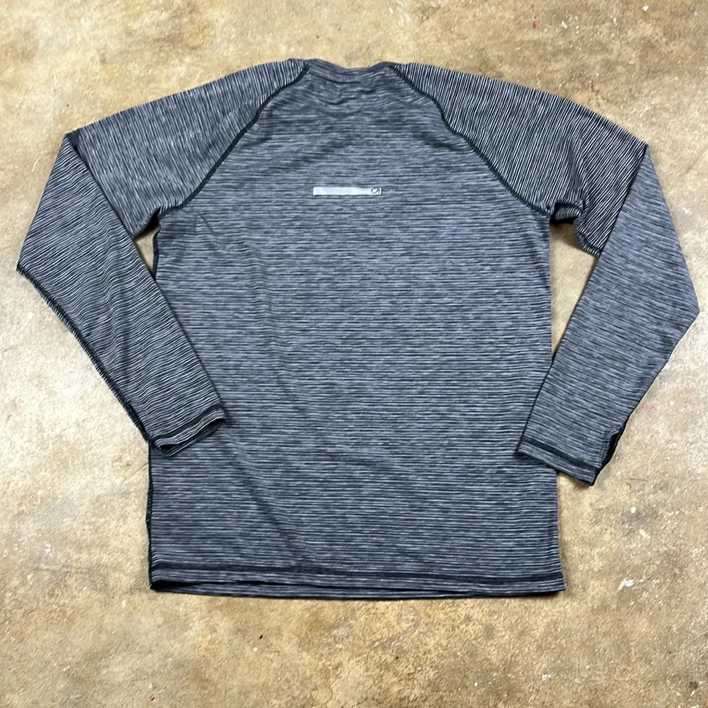 Gap fit athletic top with thumb holes 
Size: XS - Image 4