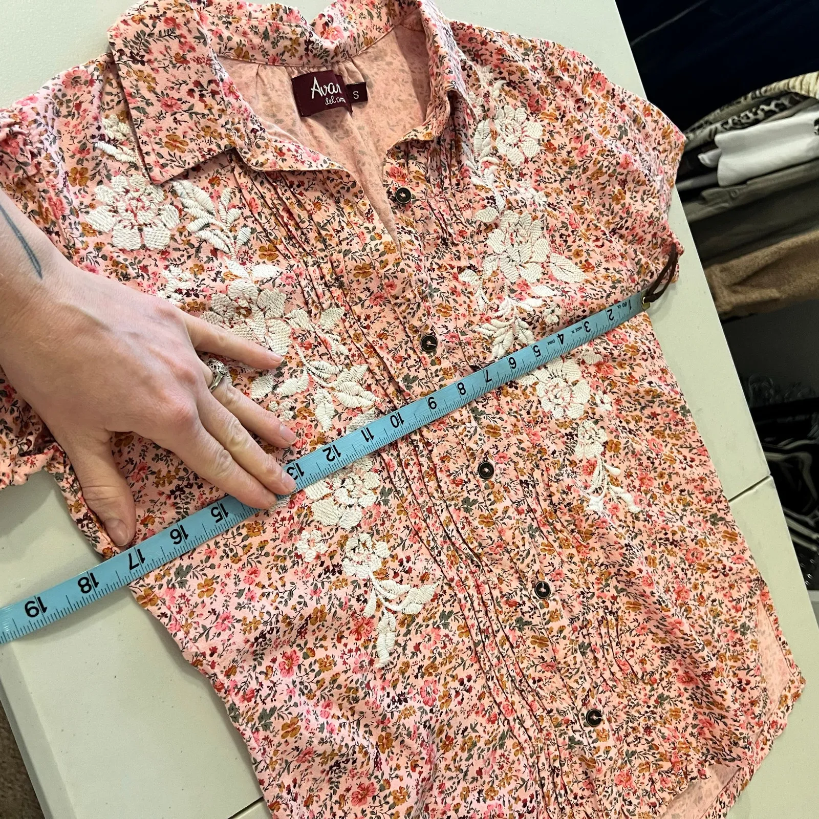 Avani Del Amour Embroidered Floral Pink Short Sleeve Button Blouse Size Small - Image 7