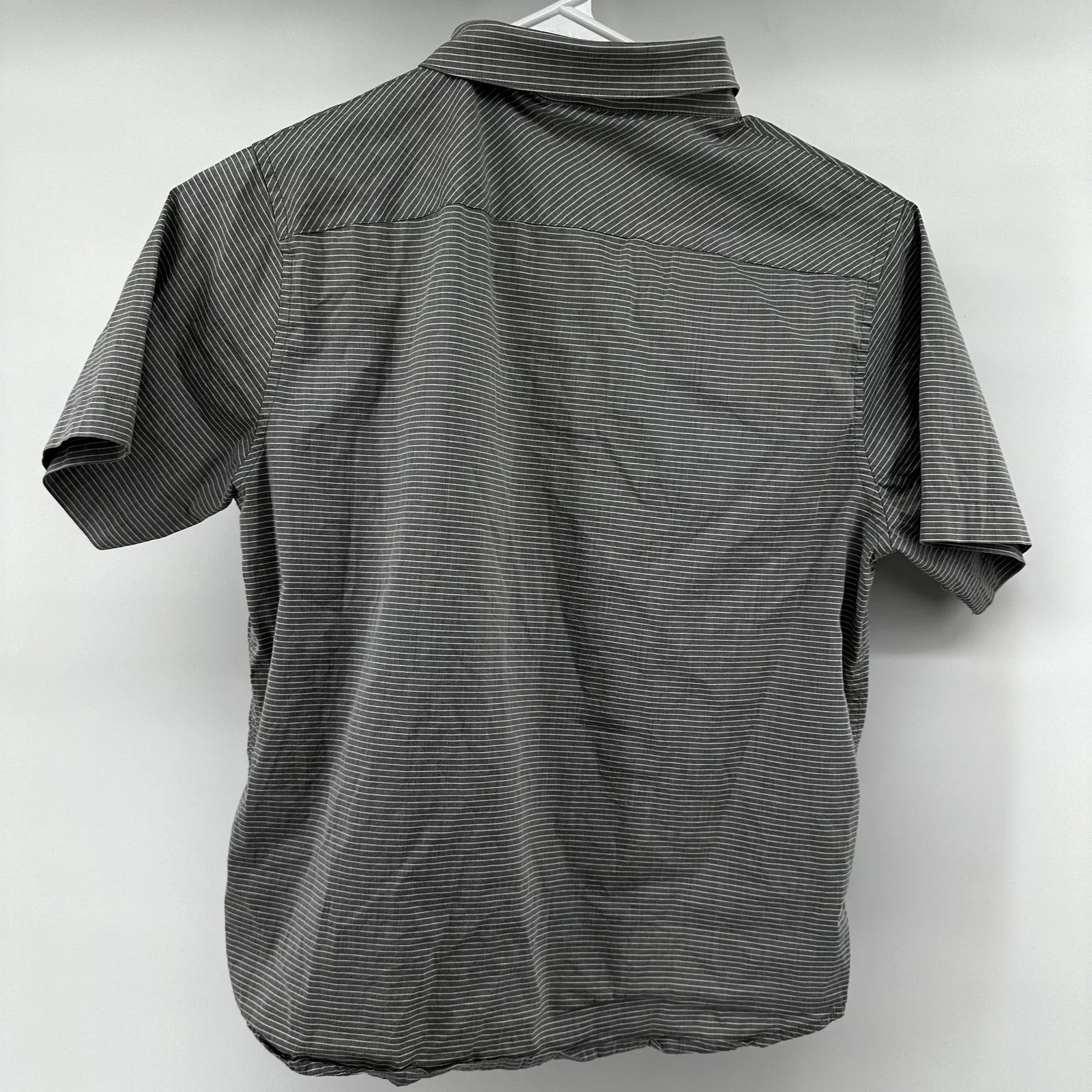 Travis Mathew Pinstriped Button Down Shirt Chest Pocket Short Sleeve Gray M - Image 4