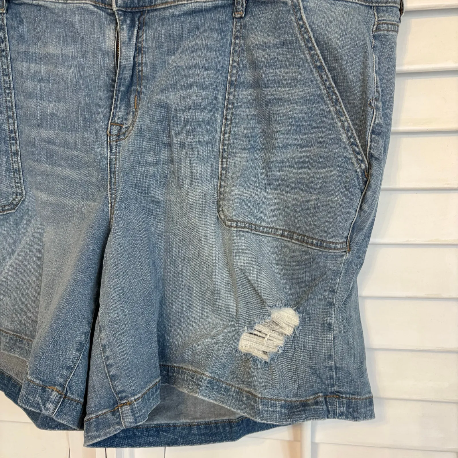 Torrid Distressed‎ Denim Shorts Size 28 - Image 3