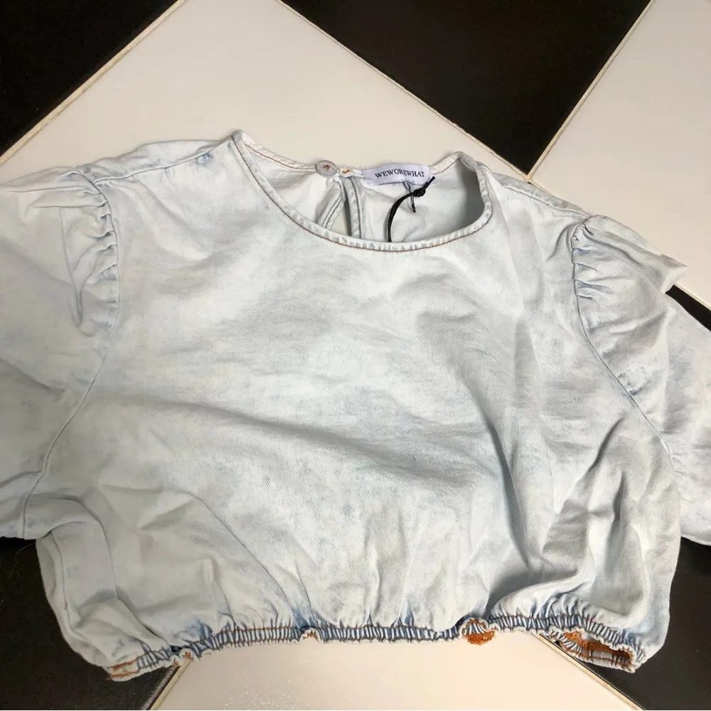 NWT WeWoreWhat Crop Top Comfort Denim Super Light Stone Wash Ruffle Sleeves sz L - Image 8