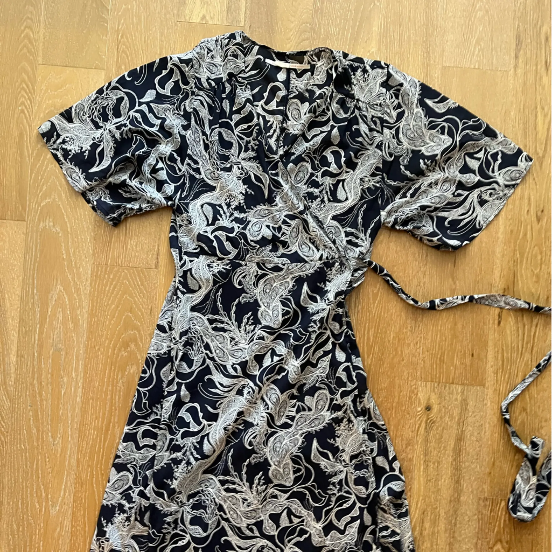 Blue and White Patterned wrap dress slight sheer Black Size M - Image 4