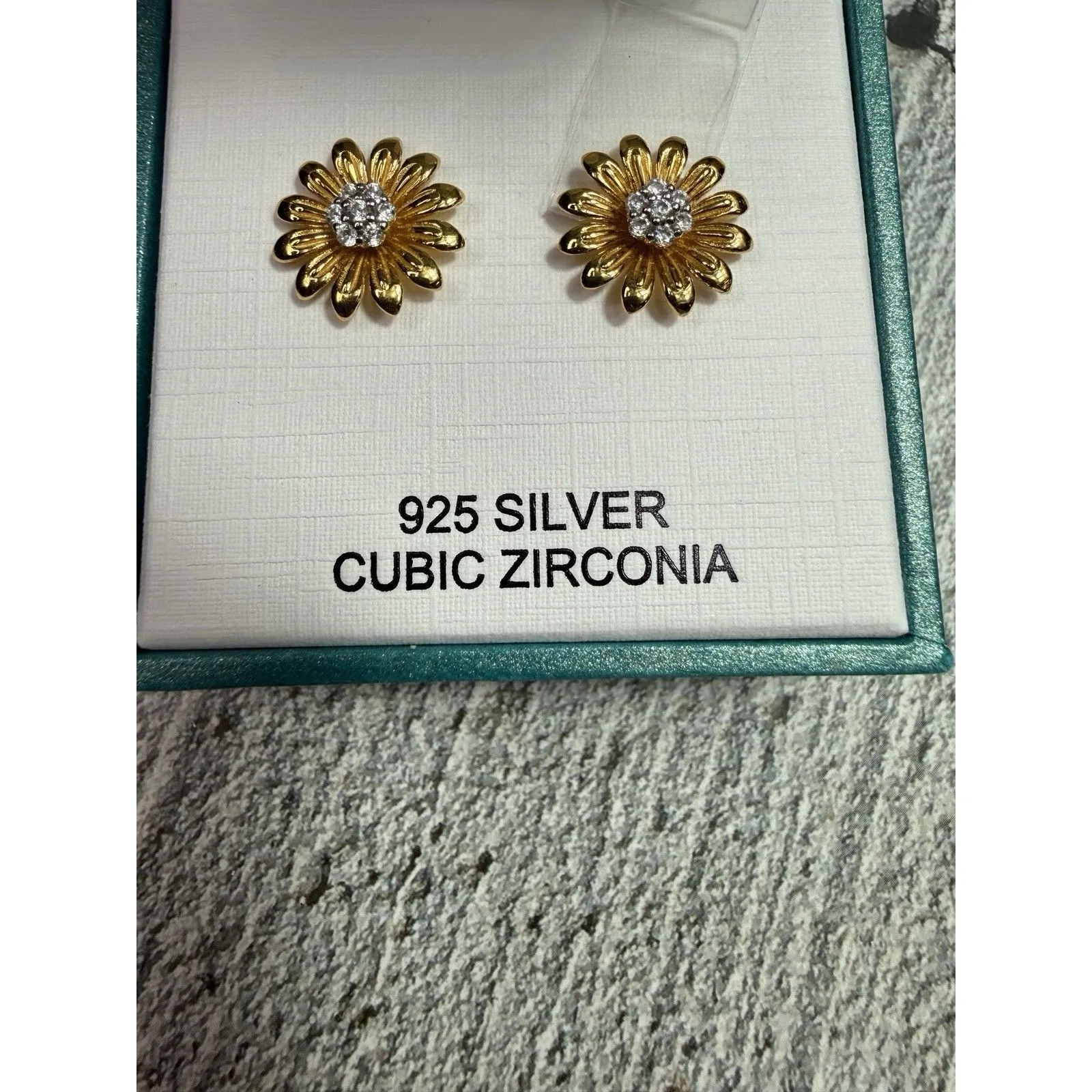 NEW IN BOX Rachel Zoe 925 Silver Vermeil Cubic Zirconia Daisy Post Earrings - Image 6