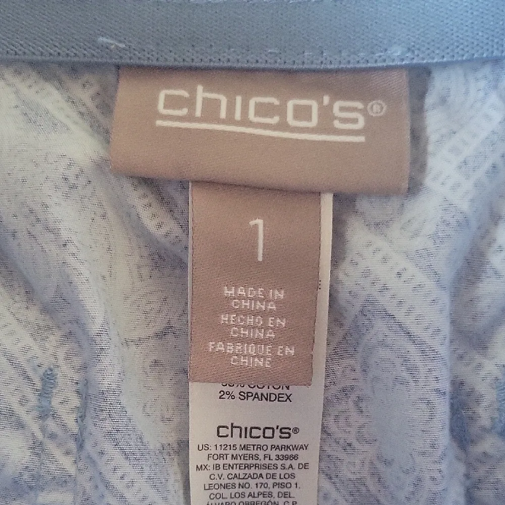 Chico's  Women's Blue Pands  Cargo Capri Crop Size 8 - Image 7