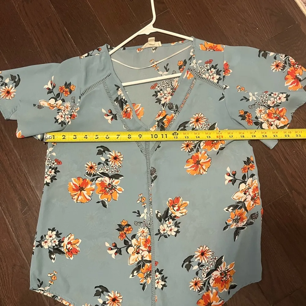 Sandy & Sid Blue Floral V-neck Blouse M. Business. Casual. Work. Career. - Image 6