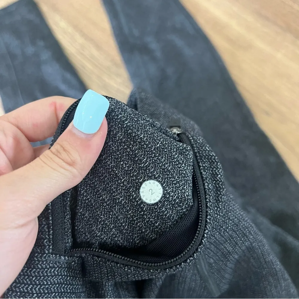 Lululemon Speed Up Tight 28" Heathered Gray Side Pockets Size 2 - Image 4