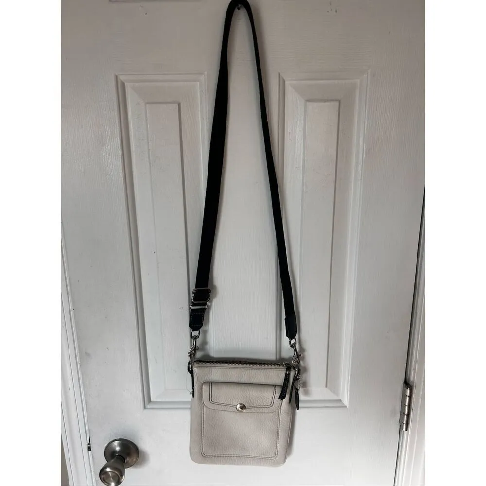 Coach leather white crossbody bag authentic with adjustable black strap - Image 2
