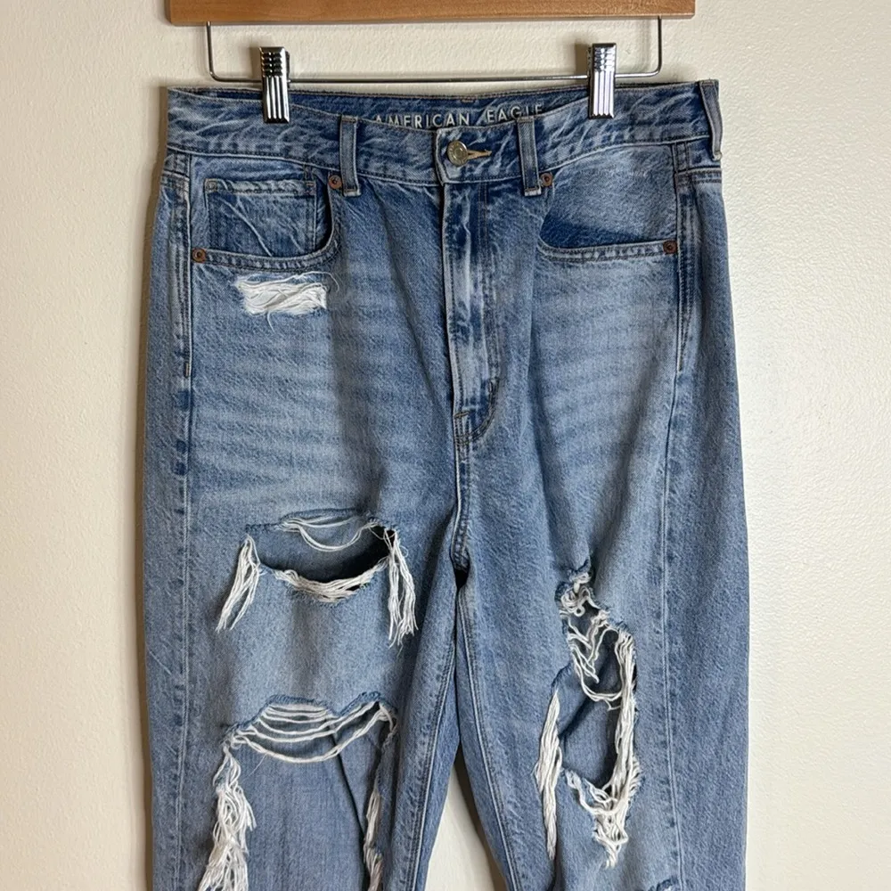 American Eagle highest rise mom Jeans distressed denim size 6 long - Image 2