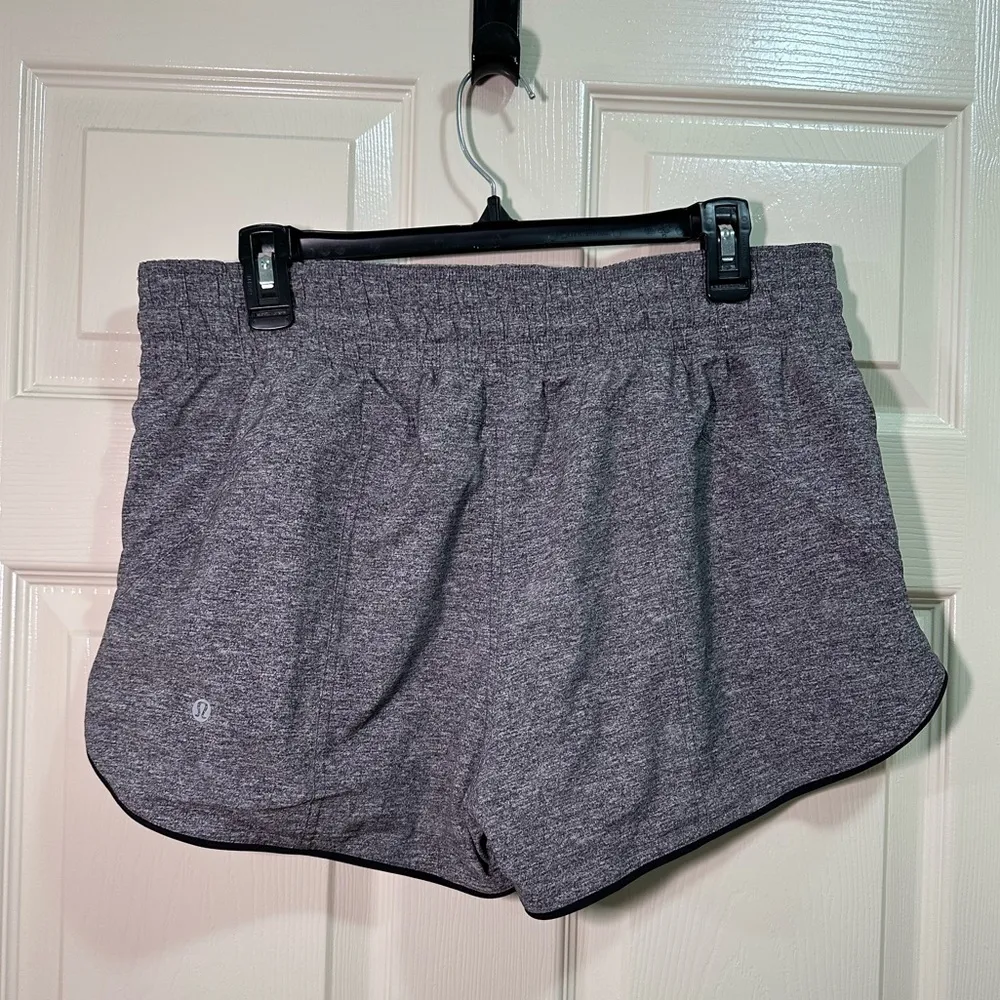 Lululemon Choose a Side Reversible Shorts Size 10 Mid Rise 3” Inseam Gray Black - Image 5