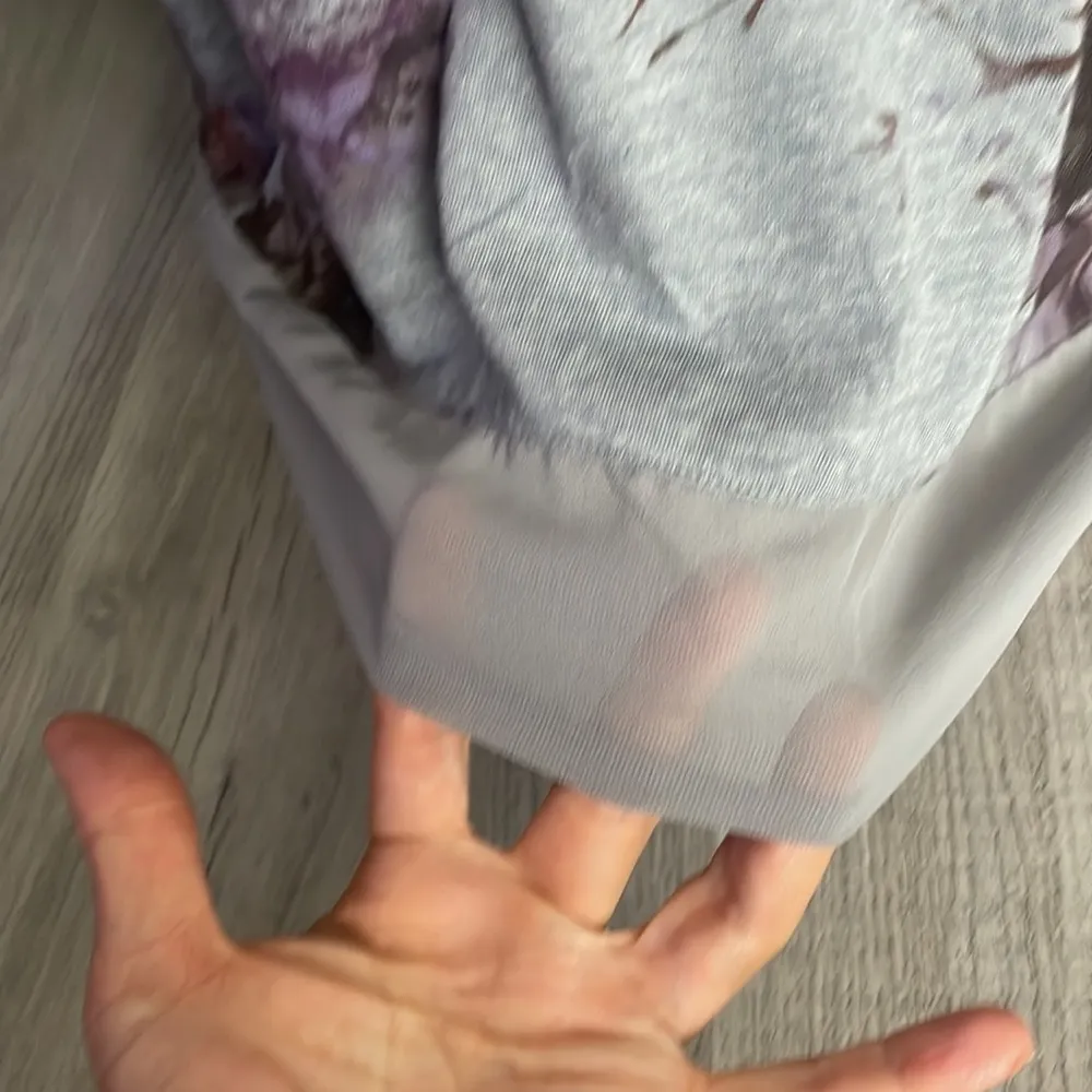 SIMPLY VERA VERA WANG Gray Floral T-Shirt Size PM - Image 2