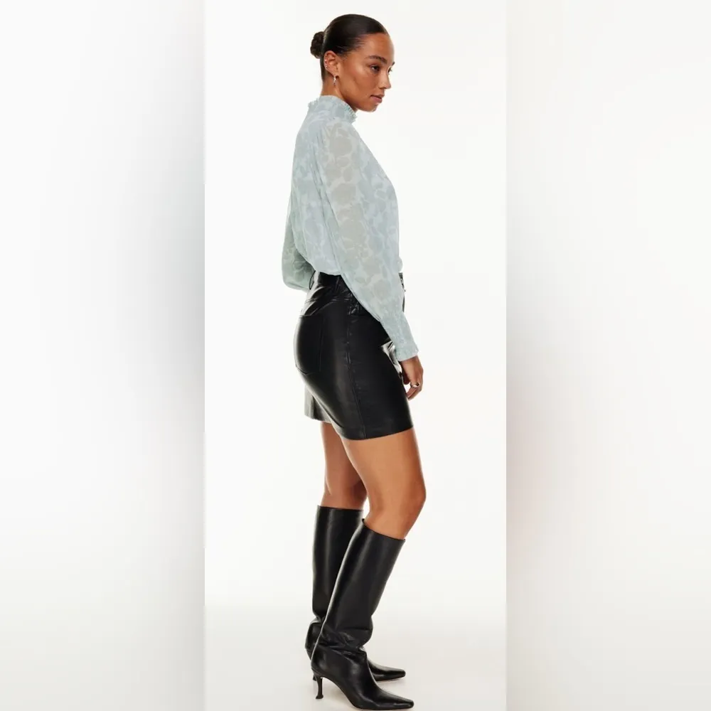 Wilfred Aritzia Valencia Blouse flowy smocked cuffs and mock neck XS gray tones - Image 7