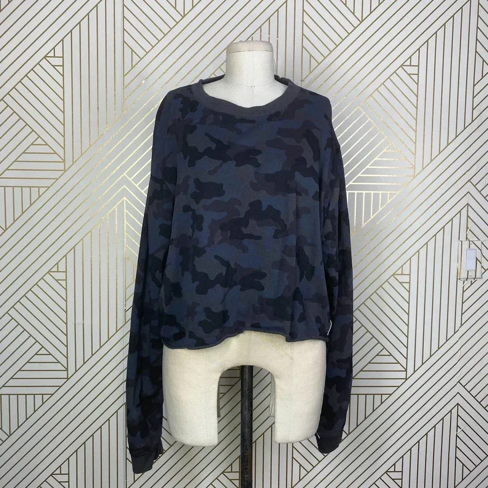 SoulCycle Casey Cropped Camo Print Sweatshirt Black Gray Size US Large‎ - Image 3