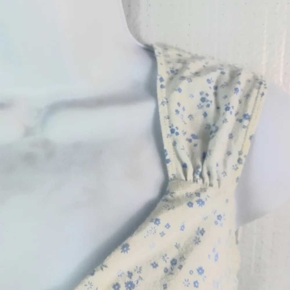 Hollister XS Floral Sleeveless Ruched Front Crop Top In Baby Blue on White - Image 2