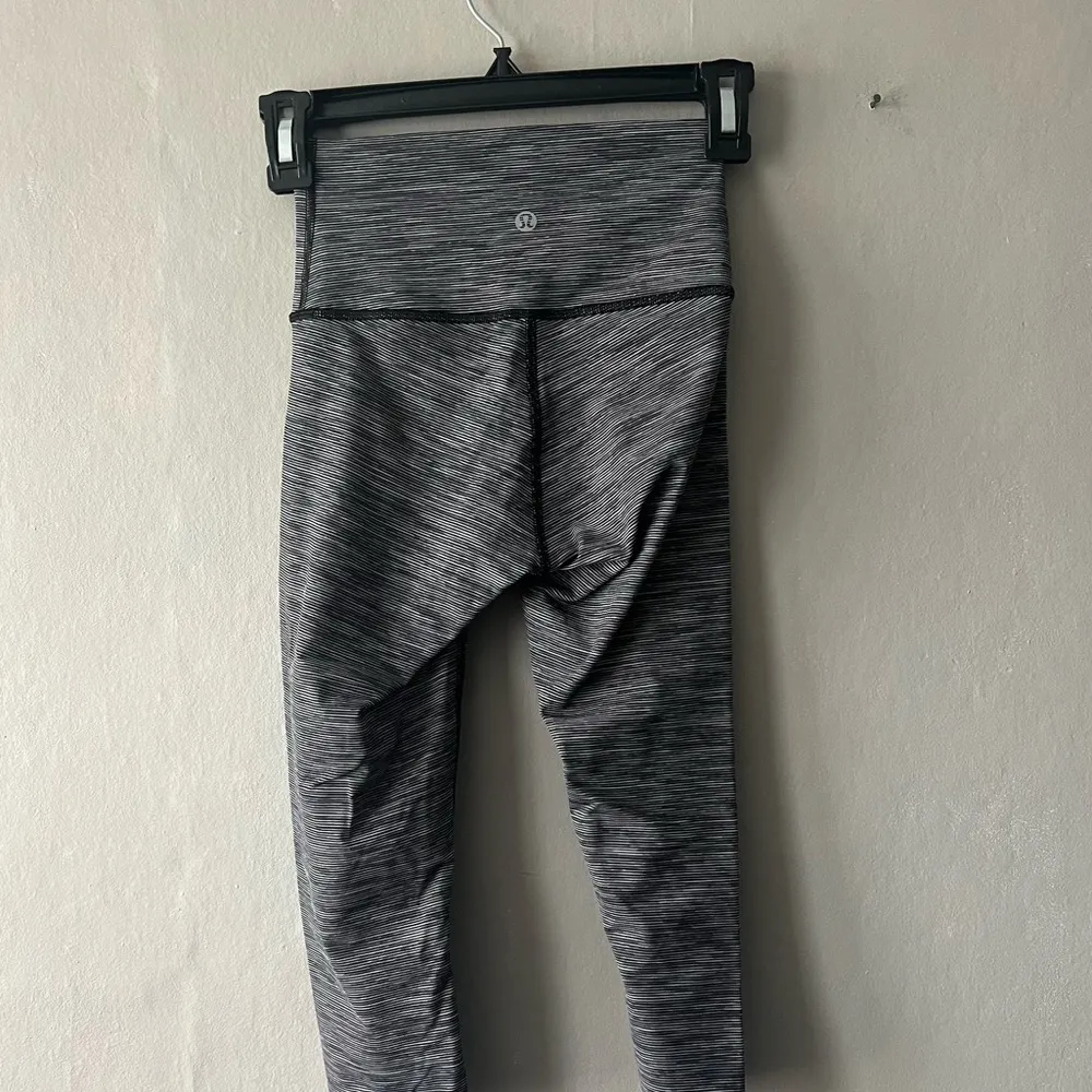Lululemon Grey Striped Wunder Under Hi- Rise 17” Crop Leggings Size 2 - Image 3