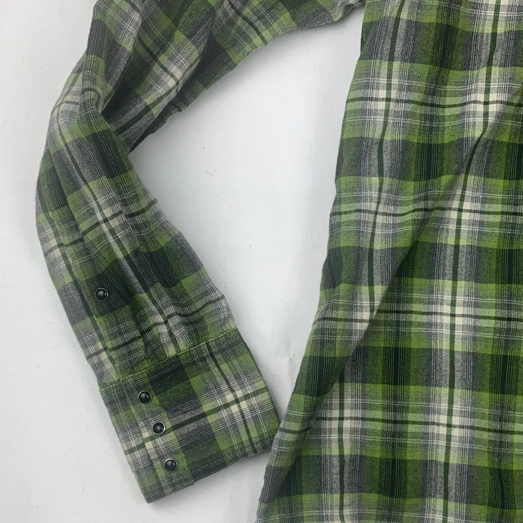 KÜHL size large women's long sleeve Green Plaid Shirt pearl snap button down - Image 4